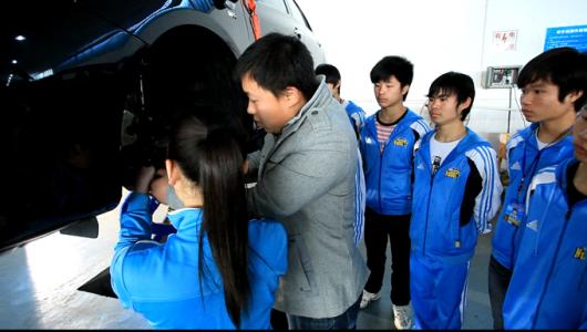 學(xué)汽車運用與維修專業(yè)去哪里？來德州躍華學(xué)校吧
