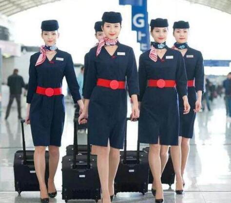空姐上下飛機為什么要拉著箱子？廊坊空乘學校為你解答