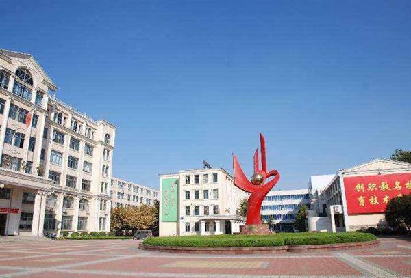 青島中魯中等專業(yè)學(xué)校校址在哪兒？如何報名？