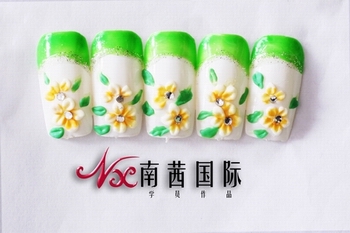 青島美容美發(fā)學(xué)校有美甲課程班嗎？