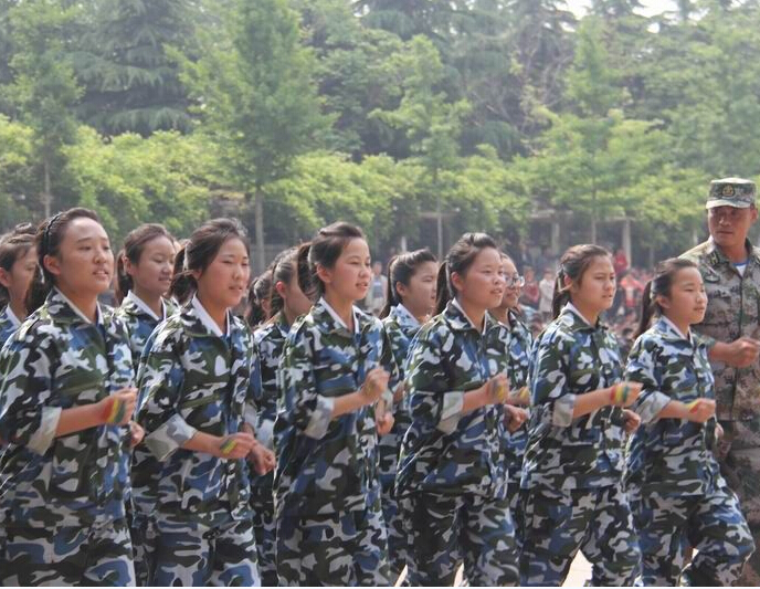 學(xué)校舉行2014級新生軍訓(xùn)匯報(bào)表演