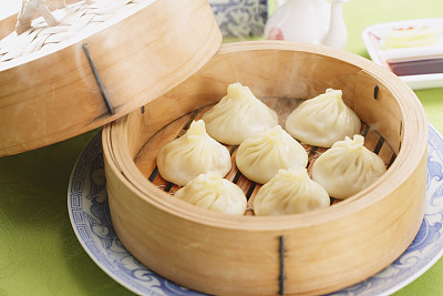 想學(xué)面點(diǎn)制作嗎？來(lái)保定玉蘭香廚師學(xué)校吧！