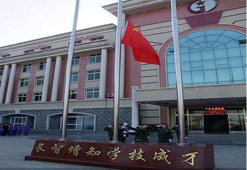 保定新興工業(yè)技工學(xué)校是全日制學(xué)校嗎？學(xué)校提供住宿嗎？