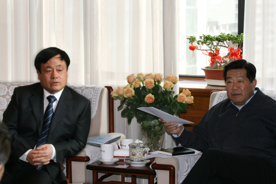 全國(guó)政協(xié)主席賈慶林（左一）親切接見(jiàn)北方汽車(chē)專(zhuān)修學(xué)校董事長(zhǎng)曹振峰