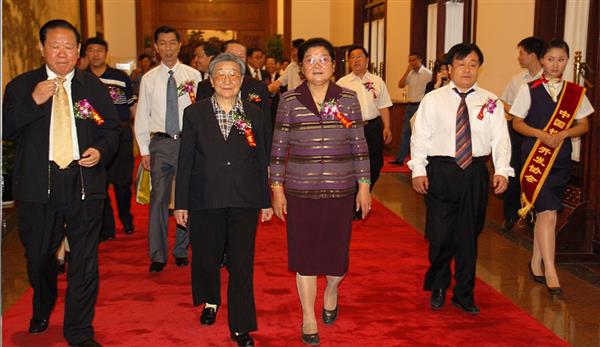 全國(guó)政協(xié)副主席錢(qián)正英（左一）、十五屆中央委員顧秀蓮（左三）、國(guó)務(wù)院扶貧主任，政協(xié)常委胡富國(guó)（左一）、北方汽車(chē)專(zhuān)修學(xué)校曹振峰董事長(zhǎng)（右一）在人民大會(huì)堂共同出席北方學(xué)校七千萬(wàn)扶貧工程