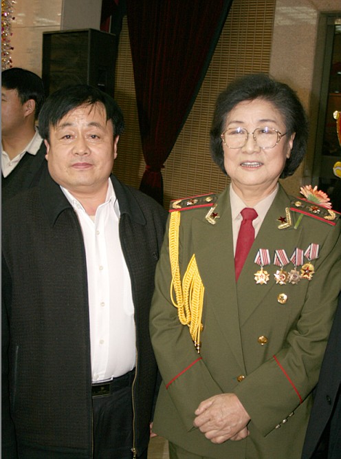 全國(guó)一級(jí)演員，政協(xié)委員馬玉濤（右一）與曹振峰同志合影